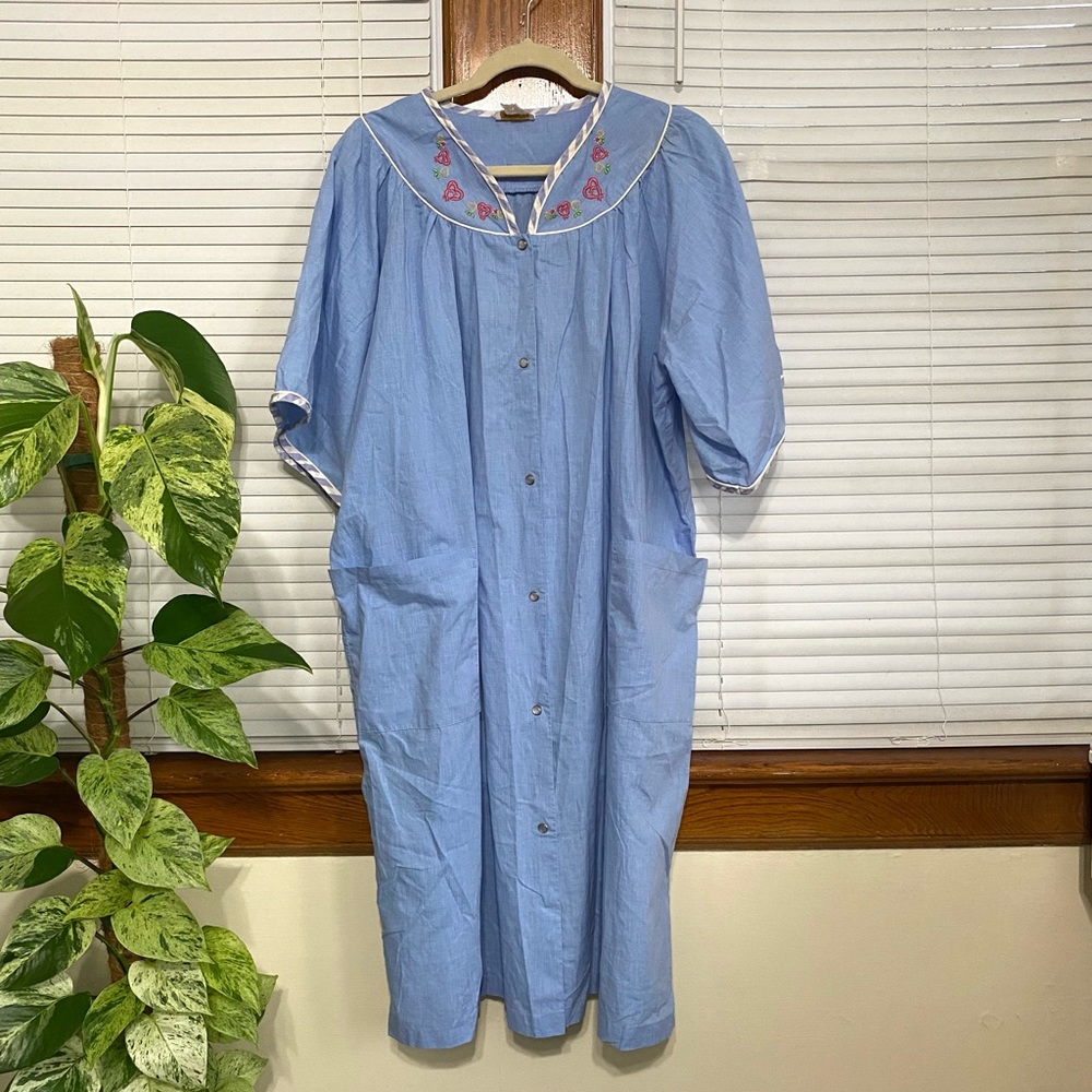 Vintage Barbizon Women's Floral Embroidered House Coat Loungewear Snap Button Up